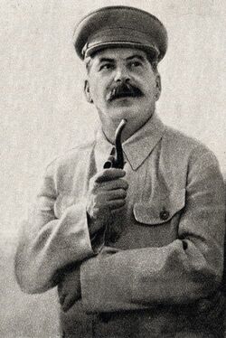 1937年に撮影されたスターリンの写真の一部を切り取ったもの。オリジナルの写真では、左にモロトフ、右にボロシロフが写っている。（写真＝Unknown creator／public domain／Wikimedia Commons）