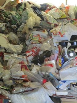 こうしたゴミがエアコンの高さまで積み上がっていた。この日はあまりの暑さのため、連続した作業は10分が限界だった。