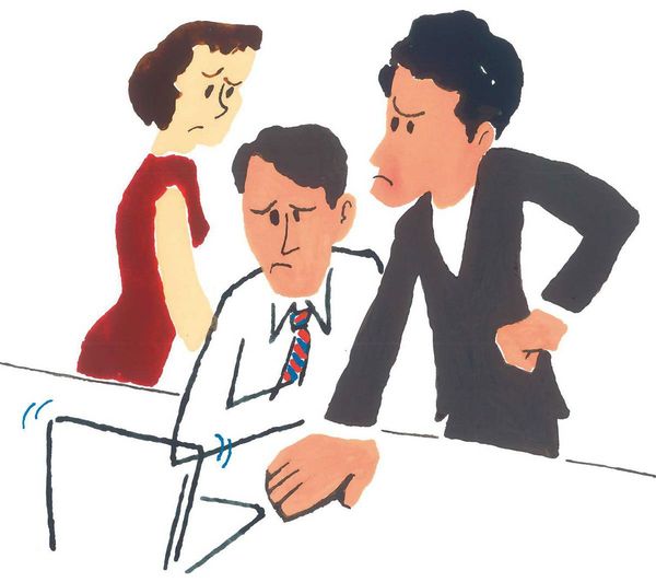 パソコンの前で、怒られている男性