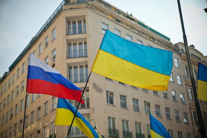 2014年3月30日、オーストリア・ウィーンの広場に掲げられたウクライナとロシアの国旗