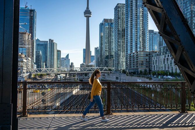 カナダ・トロントを歩く女性
