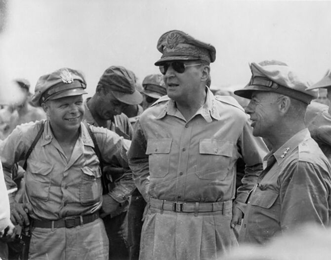 1945年12月12日、フィリピンのタクロバンで、リチャード・ボング少佐をケニー将軍、マッカーサーと一緒に撮影した写真。ボング少佐はマッカーサーから議会名誉勲章を授与された（画像＝Rstava／CC-BY-SA-3.0／Wikimedia Commons）