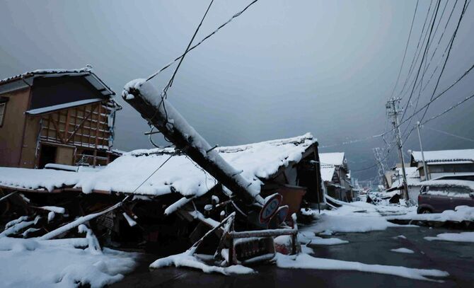 雪が降り積もった被災地＝2024年1月8日午前、石川県珠洲市