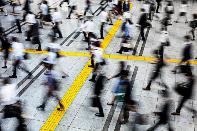 ラッシュアワーの東京駅を歩く人々
