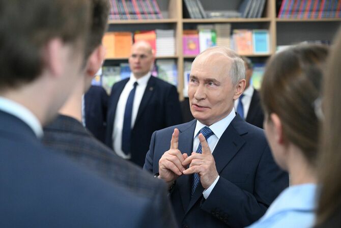 2026年8月11日、ロシアのノヴォシビルスク国立大学（NSU）の専門教育科学センターにて、学生、大学院生、若手科学者と会談するロシアのウラジーミル・プーチン大統領