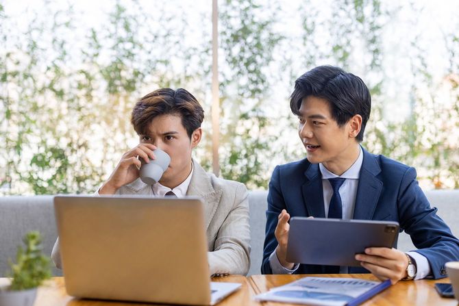 オフィスで、不機嫌そうな人に話しかける人