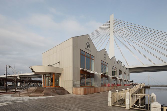 青森駅に隣接するシードル工房「A-FACTORY」。シードルからアップルブランデーまでを作る工程がガラス越しに見える。