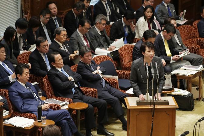 参院予算委員会で答弁する高市早苗総務相（右手前）。左手前は安倍晋三首相＝2020年1月29日、国会内