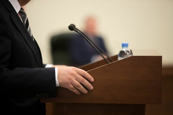 壇上でスピーチする男性