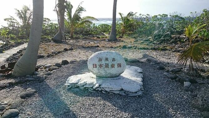 南鳥島にある、日本最東端の碑