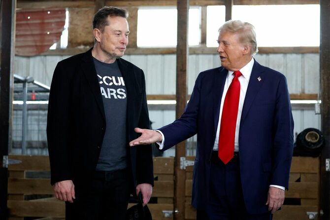 トランプ前米大統領(右)と実業家イーロン・マスク氏