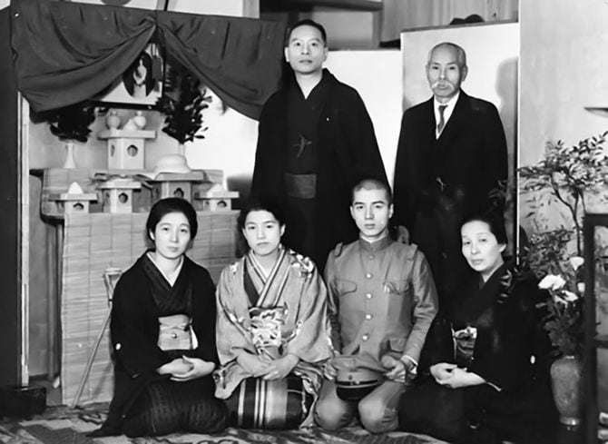 幸一の家族たち(後列左より、父粂次郎、祖父岡田伝左衛門。前列左より、母信、妹富佐子、幸一、祖母岡田正)