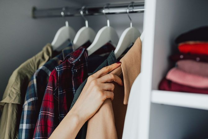 クローゼットから服を選ぶ人