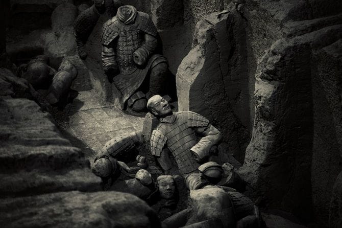 一部が欠けた数々の兵馬俑