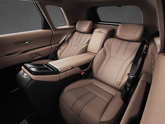 世界初の「フルフラットモード(リア両席)」を搭載し、後席シートをフルリクライニングすることで、ほぼフラットな状態で寝ることができる