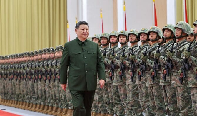 2024年12月20日、マカオ駐屯部隊を観閲する習近平中国共産党中央委員会総書記・国家主席・中央軍事委員会主席