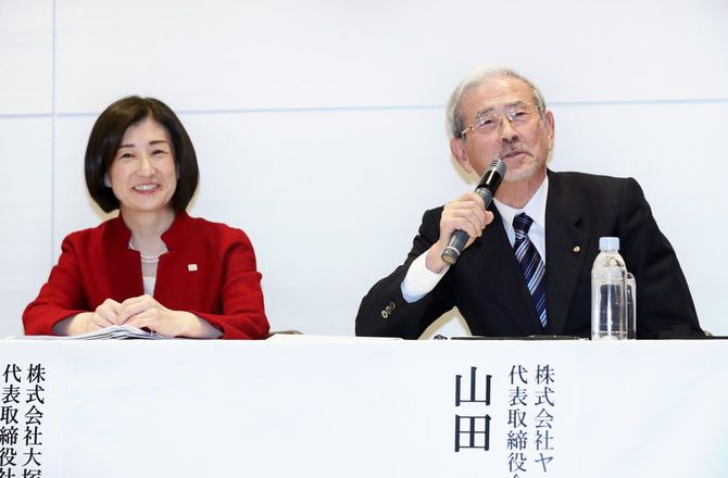 2019年12月12日、記者会見するヤマダ電機の山田会長と大塚家具の大塚社長