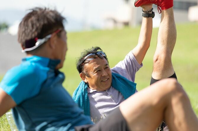 野外運動の前にストレッチをする男性
