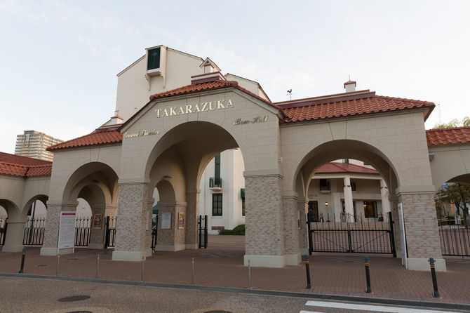 宝塚バウホール