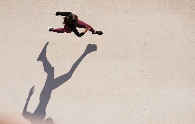 走っている女性のトップビュー