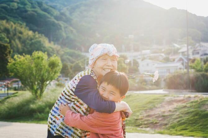 ハグするおばあちゃんと孫