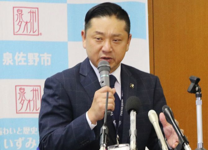 大阪府泉佐野市のふるさと納税新制度への復帰決定を受け、記者会見する千代松大耕市長＝2020年7月3日、同市