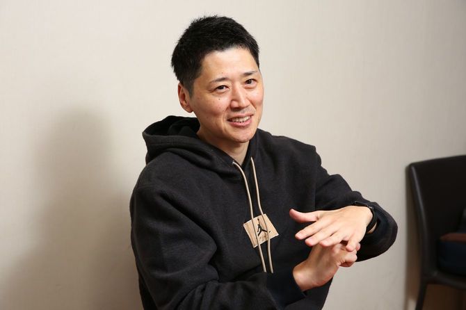 取材に応じる恩塚亨HC