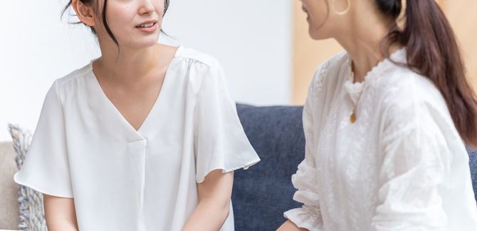 女性二人でおしゃべり