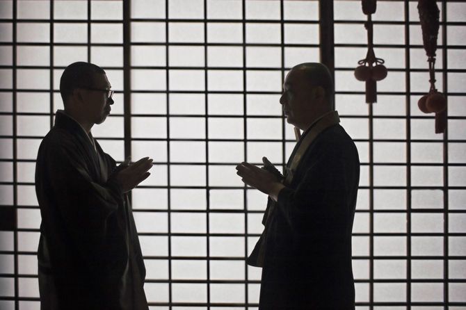 祈りをささげる僧侶