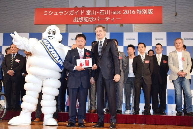 「ミシュランガイド富山・石川（金沢）2016特別版」で、最高ランクの「三つ星」の評価を得た日本料理「山崎」（富山市）の山崎浩治店長（中央）＝2016年5月31日、石川県金沢市