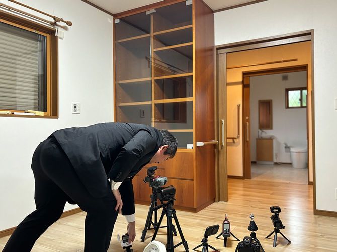 オーナーからの依頼を受け、児玉さんがその物件に泊まりこむ。