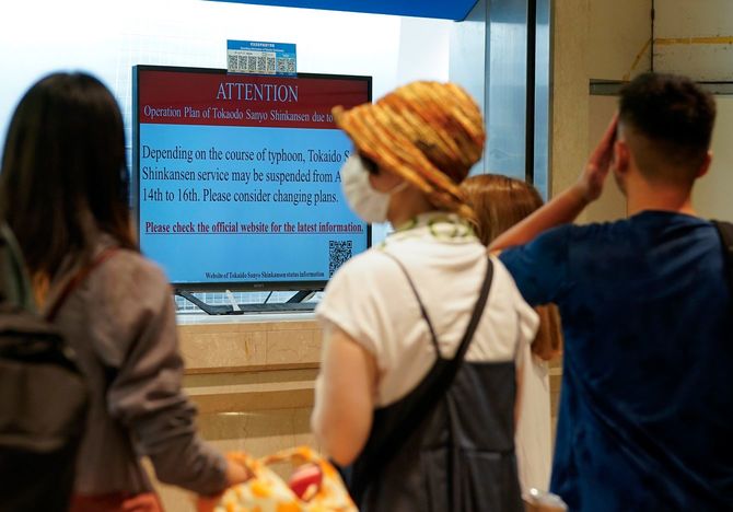 2023年8月14日、東京駅の東海道新幹線切符売り場で、切符を交換するために並ぶ乗客たち。強力な台風7号が西日本に接近する中、JR東海とJR西日本は15日から東海道・山陽新幹線の名古屋―新大阪間と新大阪―岡山間の運転を見合わせると発表した。