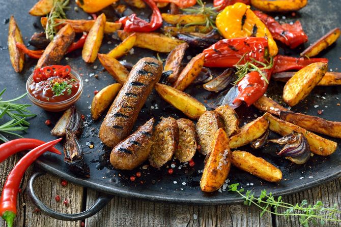 ヴィーガンソーセージのグリル、ホットソース、ポテトウェッジと野菜添え