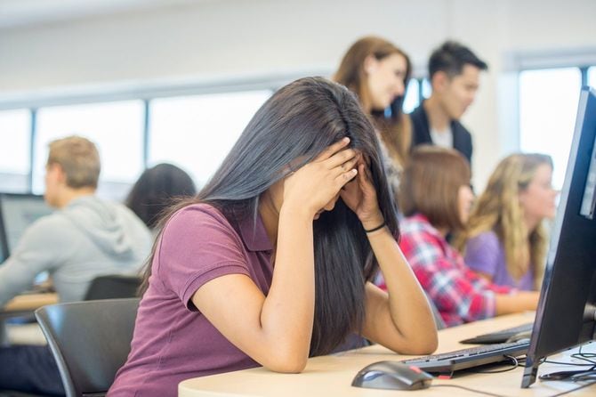 頭を抱える女性