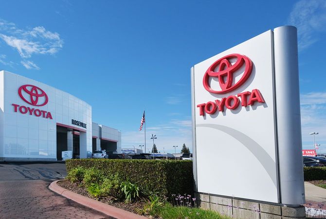 トヨタのディーラー外観