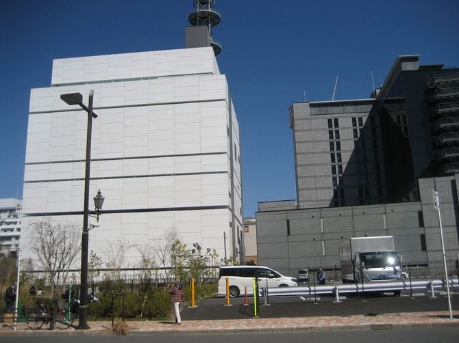 日テレ二番町の旧本社跡地。奥の要塞のような白い建物は、日テレ番長スタジオ