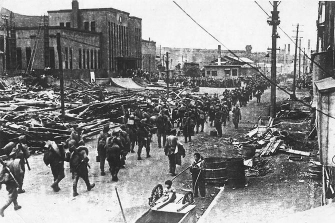 真岡市（現在のホルムスク市）の路上に駐留するソ連軍。1945年8月