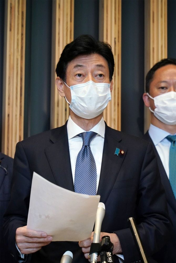 新型コロナウイルス対策の専門家でつくる基本的対処方針分科会終了後、記者団の取材に応じる西村康稔経済再生担当相