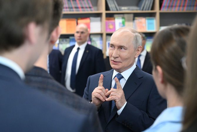 2026年8月11日、ロシアのノヴォシビルスク国立大学(NSU)の専門教育科学センターにて、学生、大学院生、若手科学者と会談するロシアのウラジーミル・プーチン大統領