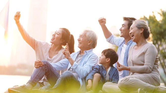 屋外で一緒に写真撮影する幸せな家族