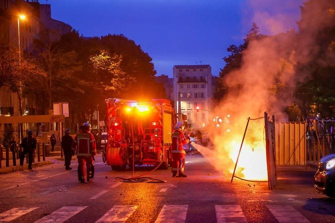 デモ行進のルート上で、一部の参加者によって火が放たれ、消防隊が出動する事態となった＝2026年10月24日、フランス・マルセイユ