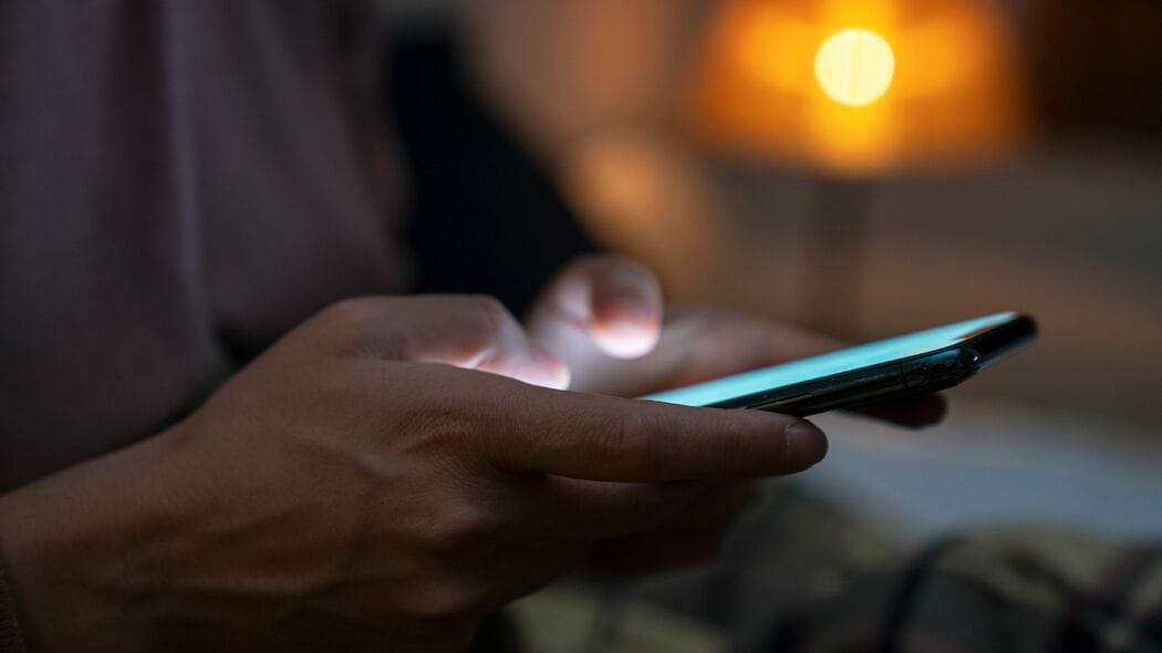 精神科医｢寝る前にスマホを触ってもいい｣…ぐっすり眠れる人が"布団でChatGPTに打ち込んでいること"