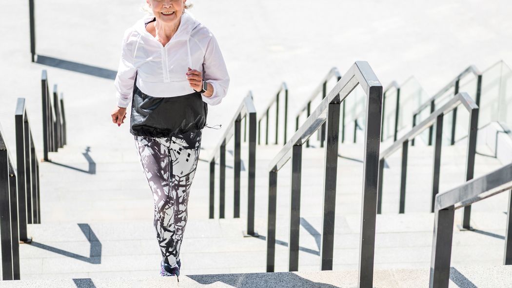 "座って立ち上がる"動作でわかる死亡リスクの高さ…座りすぎでヨボヨボになった脚を回復させる運動2種 股関節の可動域とハムストリングがポイント 