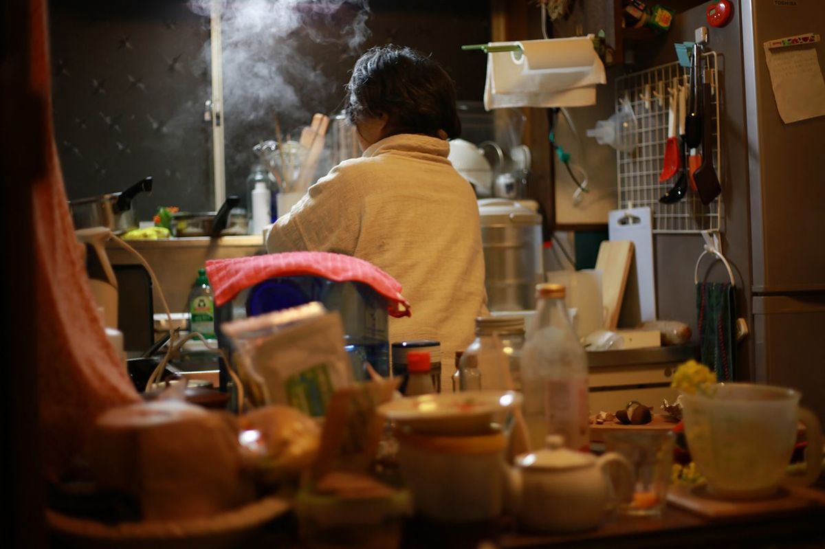 料理をする女性