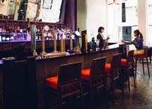 優雅にお酒をたしなむ"大人のバーの作法"