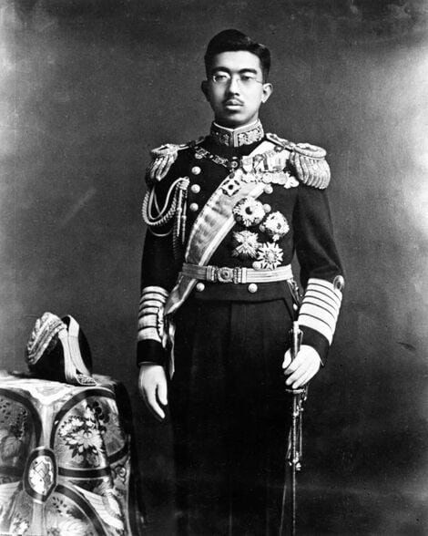 海軍大元帥の正装姿の昭和天皇（1928年）