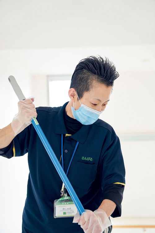 坂川 ルミ子(さかがわ・るみこ)。1971年米子市生まれ。2017年、(株)さんびるへ入社。米子市内の病院でクリーンクルー(清掃員)として勤務。2020年から鳥取大学医学部附属病院管理棟の清掃チームを束ねるサポーター兼プレイヤーとして勤務。