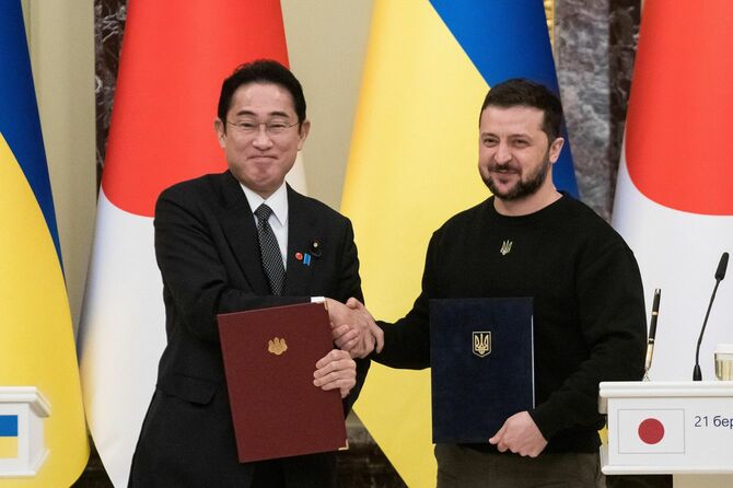 2023年3月21日、キーウ（キエフ）での共同記者会見で文書を交換する岸田文雄首相（左）とウクライナのゼレンスキー大統領（右）