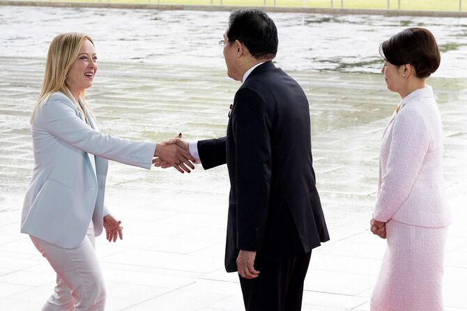 2023年5月18日、広島市の平和記念公園で岸田文雄首相と握手するジョルジャ・メローニ伊首相