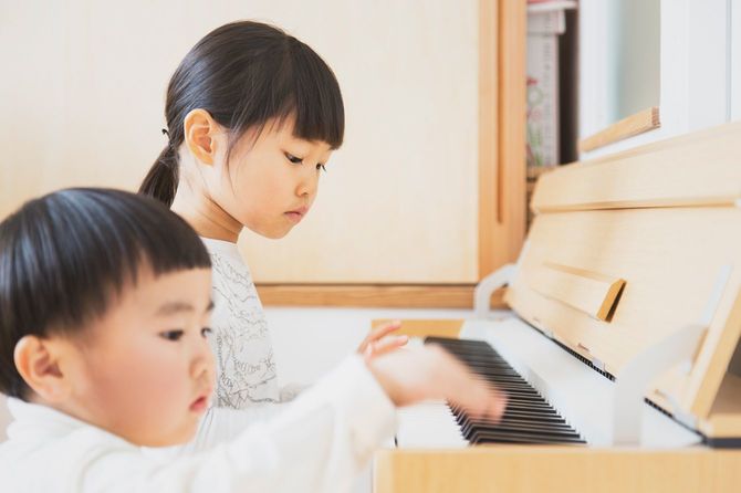 自宅でピアノを弾く女の子